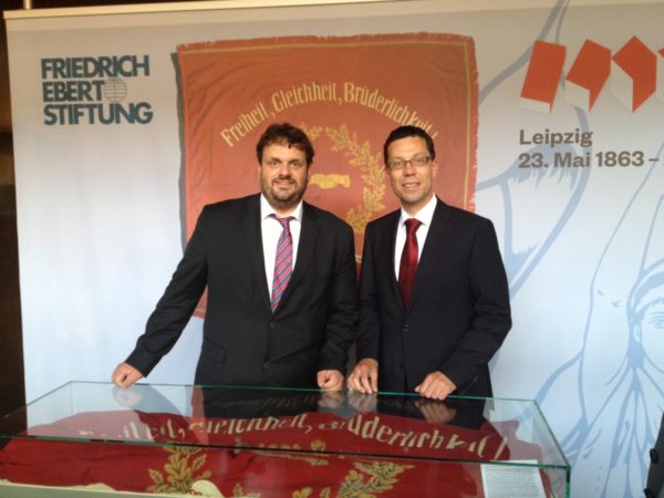 Guido van den Berg MdL und Dierk Timm mit der Orginal-Traditionsfahne der SPD, Leipzig 2013