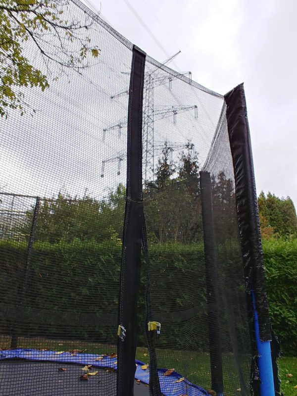Fast direkt über einem Kindertrampolin verlaufen in Geyen die Ultranet Leitungen