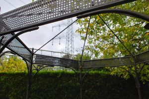 Fast direkt über die Gärten der Anwohner verlaufen die neuen Ultranet Leitungen in Geyen