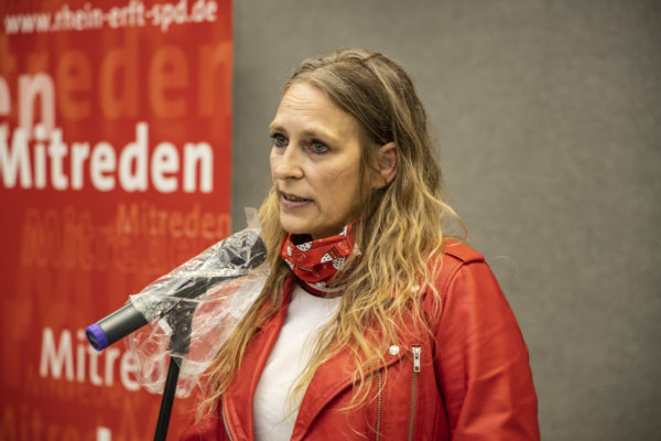 Dagamr Andres hält eine Rede