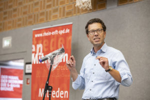 Dierk Timm während seiner Rede auf dem KPT 2020 mit hochgekrämpelten Armen