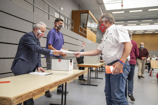 Wählen mit Maske und Abstand