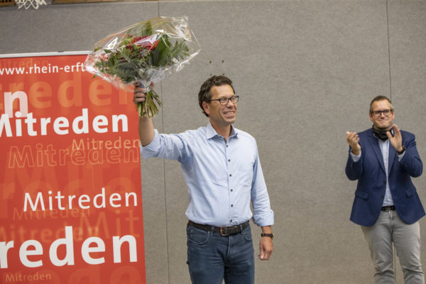 Dierk Timm mit Blumenstrauß bedankt sich für seine Wahl