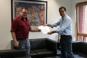 Gero fürstenberg, IHK Geschäftstelle Bergheim erhält von Dierk Timm die Antworten auf die Wahlprüfsteine