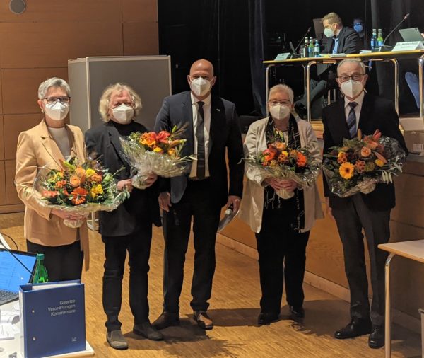 Heike Steinhäuser nach ihrer Wahl zur stellvertretenden Landrätin mit Landrat Frank Rock und den weiteren Stellvertreter*innen