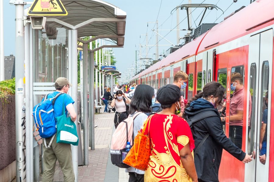 Voller Bahnsteig in Sindorf.