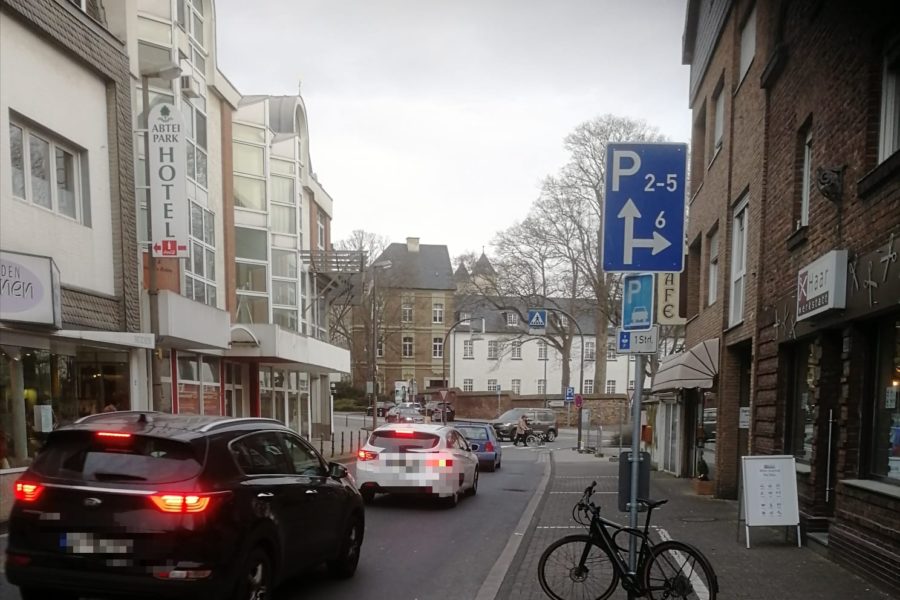 Dichter Verkehr vor der KReuzung Bernhardstr. und Mathildenstraße