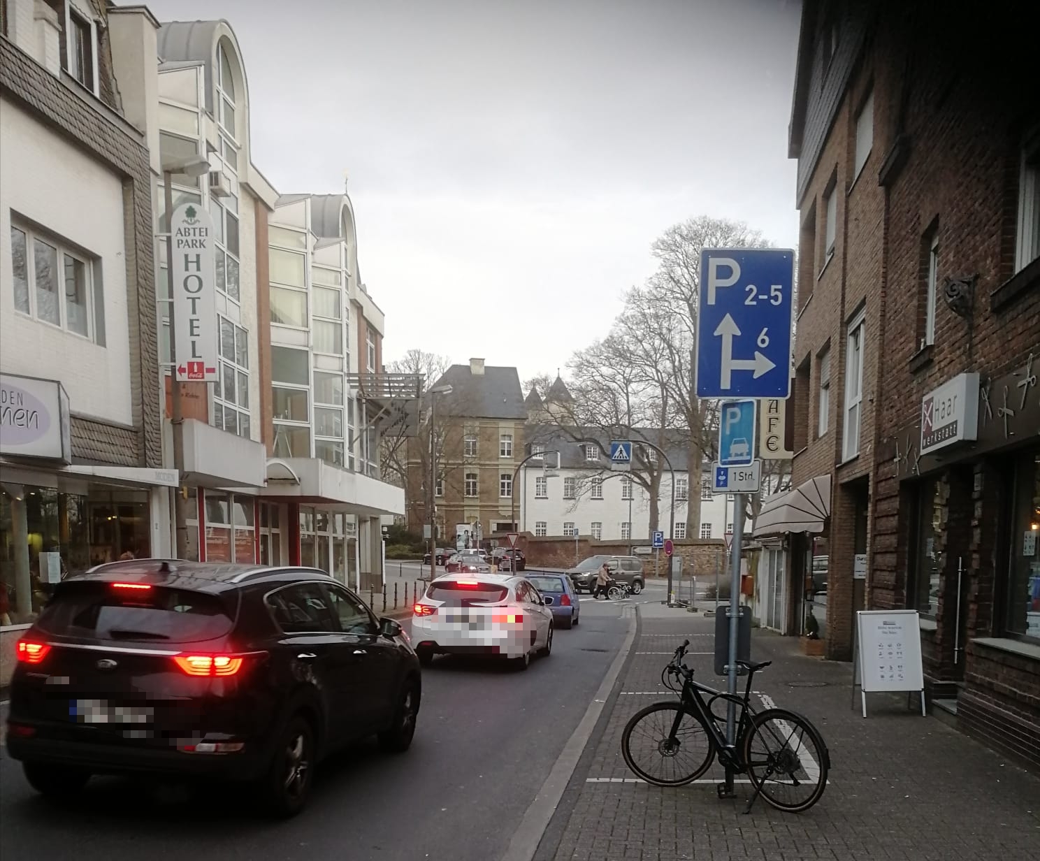 Dichter Verkehr vor der KReuzung Bernhardstr. und Mathildenstraße