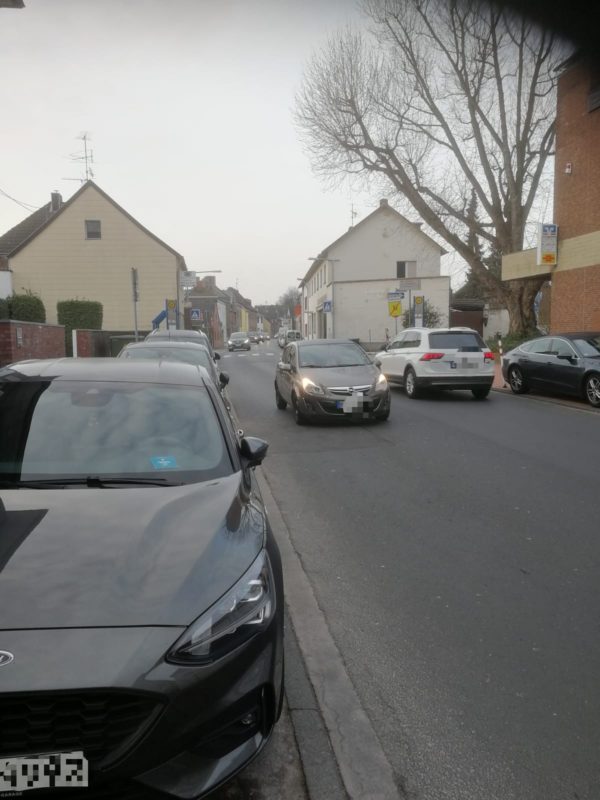 dichter Verkehr auf der Bernhardstraße Richtung Königsdorf