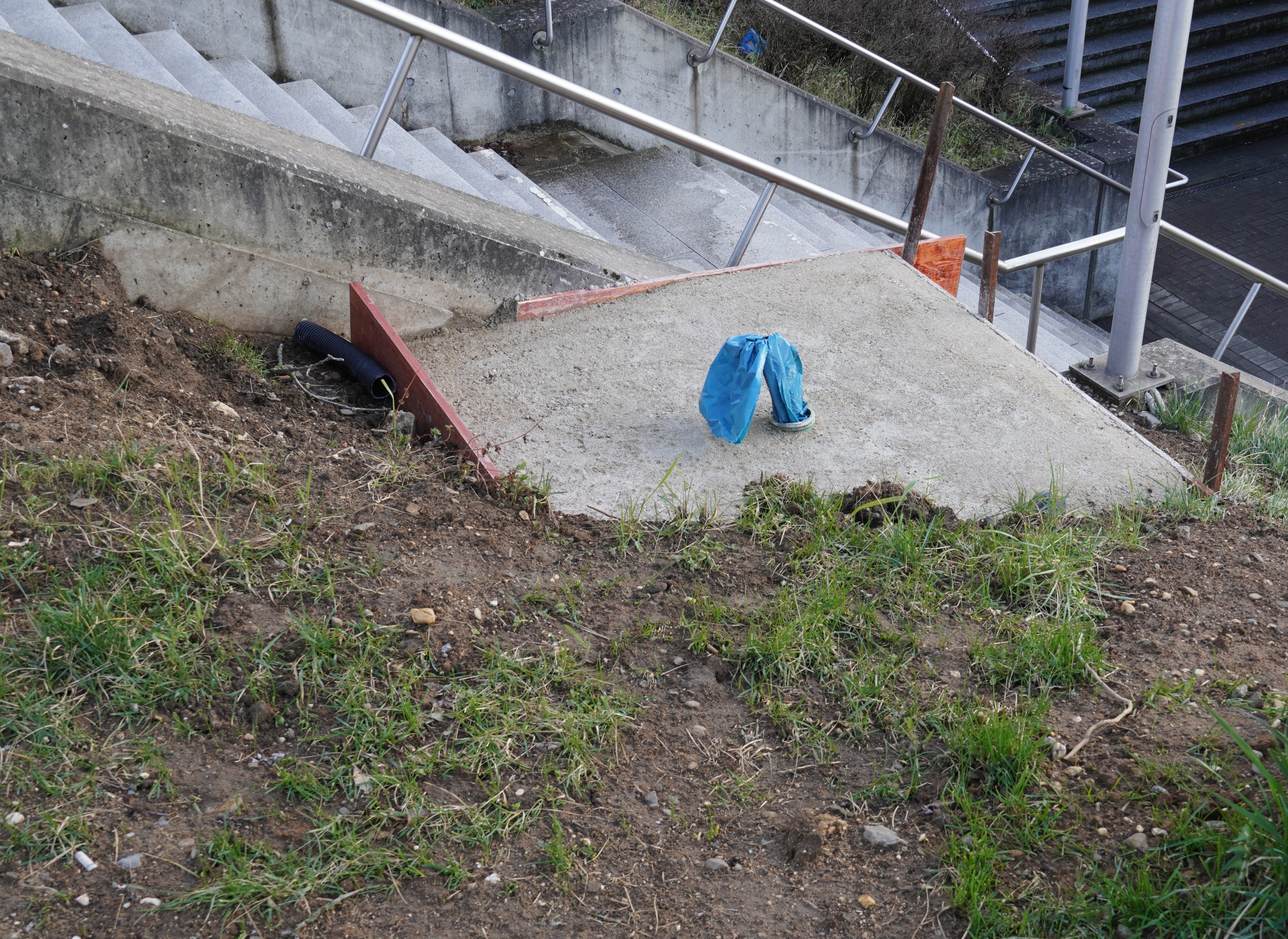Das Fundament der DFI Anlage neben dem Treppenabgang am Bahnhof Pulheim
