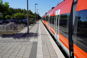 Die RB 38 am Bedburger Bahnhof