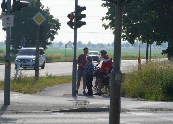 Timm, Hucke und Werner an der Kreuzung Bonnstraße im Gespräch
