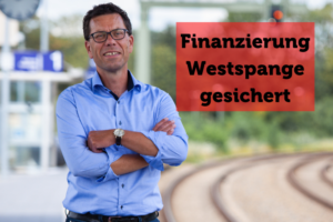 Titelbild: Dierk Timm mit verschränkten Armen an einem Bahnhof mit Textoverlay mit der Überschrift