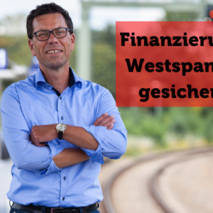 Titelbild: Dierk Timm mit verschränkten Armen an einem Bahnhof mit Textoverlay mit der Überschrift