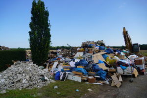 Trümmerberg mit Bagger bei Erftstadt
