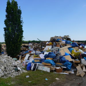 Trümmerberg mit Bagger bei Erftstadt