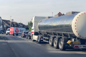 Schwerlastverkehr an einer Kreuzung in Bliesheim