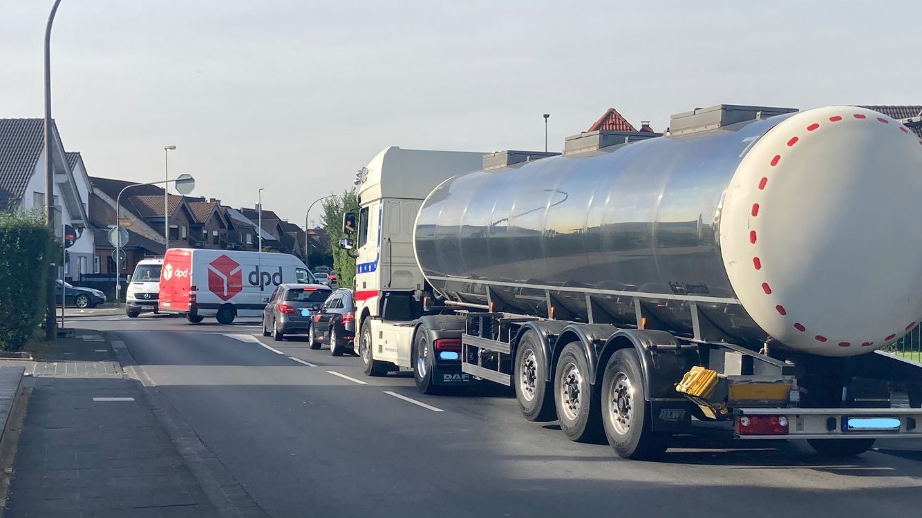 Schwerlastverkehr an einer Kreuzung in Bliesheim