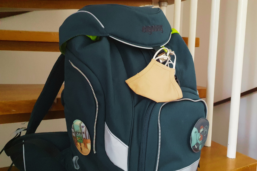 Schulranzen mit Gesichtsmaske
