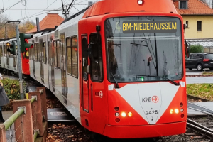 Straßenbahnlinie 4 mit Zugschil, dass BM-Niederaußem zeigt (Montage)