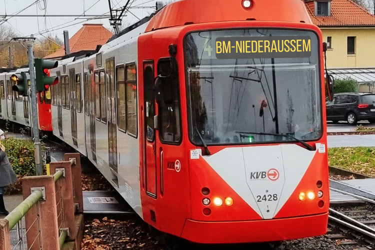 Straßenbahnlinie 4 mit Zugschil, dass BM-Niederaußem zeigt (Montage)