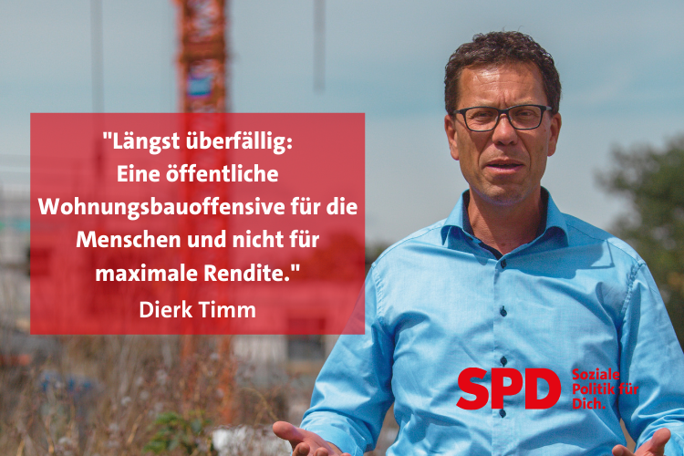 Dierk Timm vor Wohnungbaustelle mit Forderung nach einer Wohnungsbauinitiative