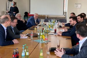 An einem Tisch: Thomas Kutschaty mit den SPD Kandidaten und zahlreichen Betriebsräten aus der Region