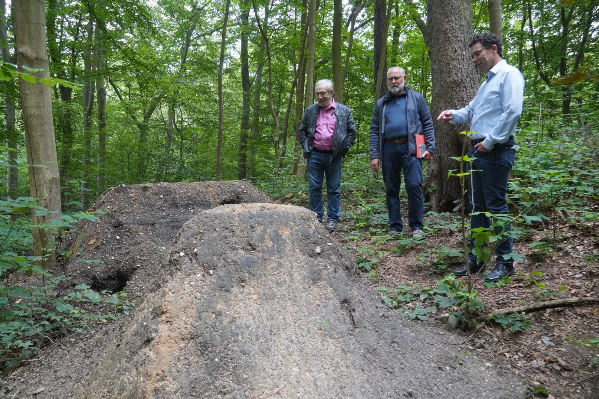 Eilenberger, Waldfreund und Timm besichtigen die wilden Trails im Wald